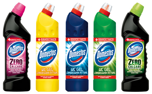 Alcuni prodotti Domestos per la pulizia del bagno